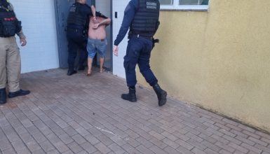 Imagem referente a População denuncia, GM age rápido e motorista de Mercedes vai parar na delegacia por embriaguez