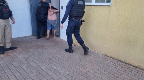 Imagem referente a População denuncia, GM age rápido e motorista de Mercedes vai parar na delegacia por embriaguez