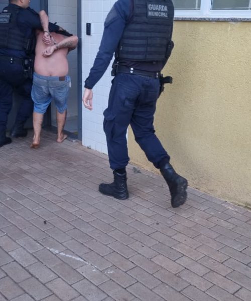 Imagem referente a População denuncia, GM age rápido e motorista de Mercedes vai parar na delegacia por embriaguez