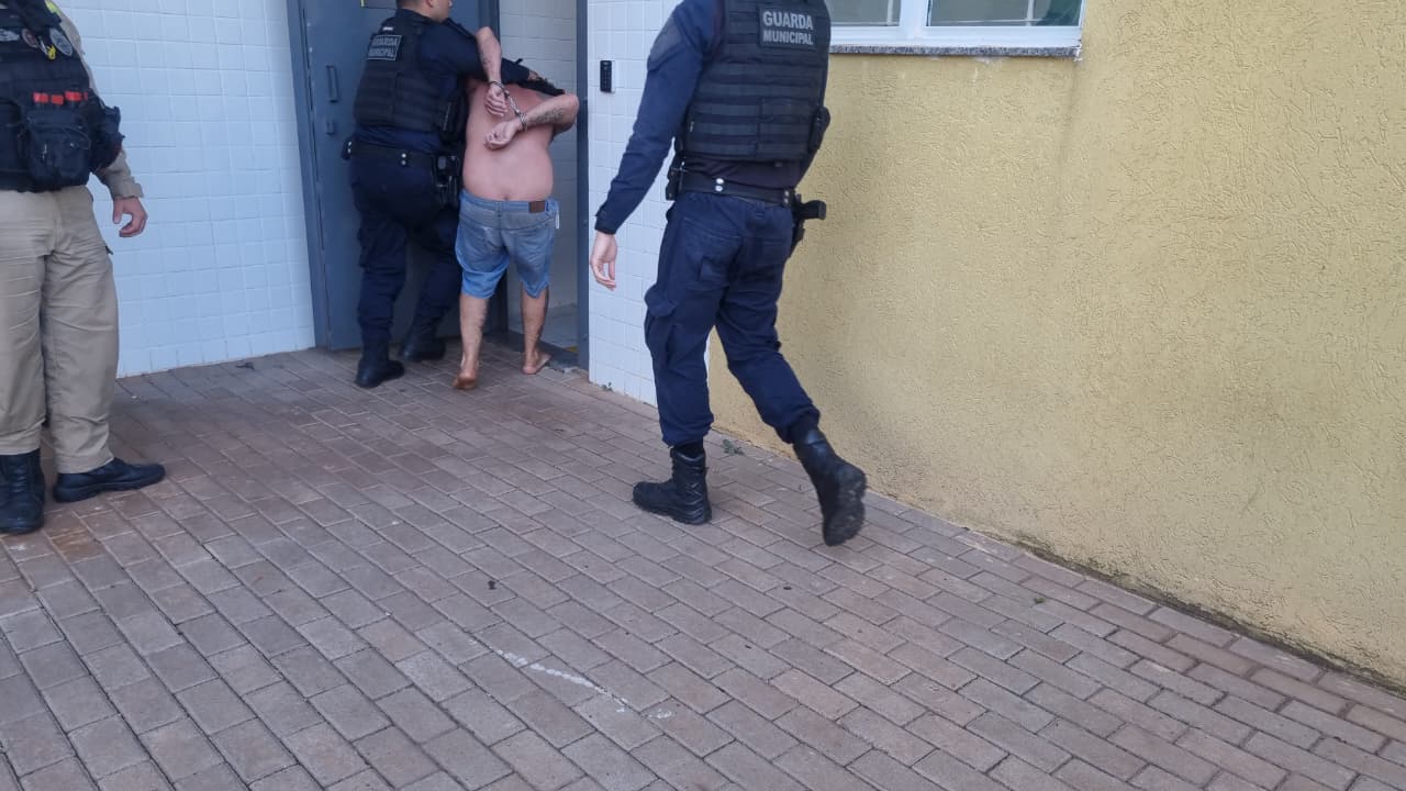 Imagem referente a População denuncia, GM age rápido e motorista de Mercedes vai parar na delegacia por embriaguez