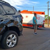 Imagem referente a Motociclista é arremessado contra capô de Duster após colisão no Bairro Tarumã