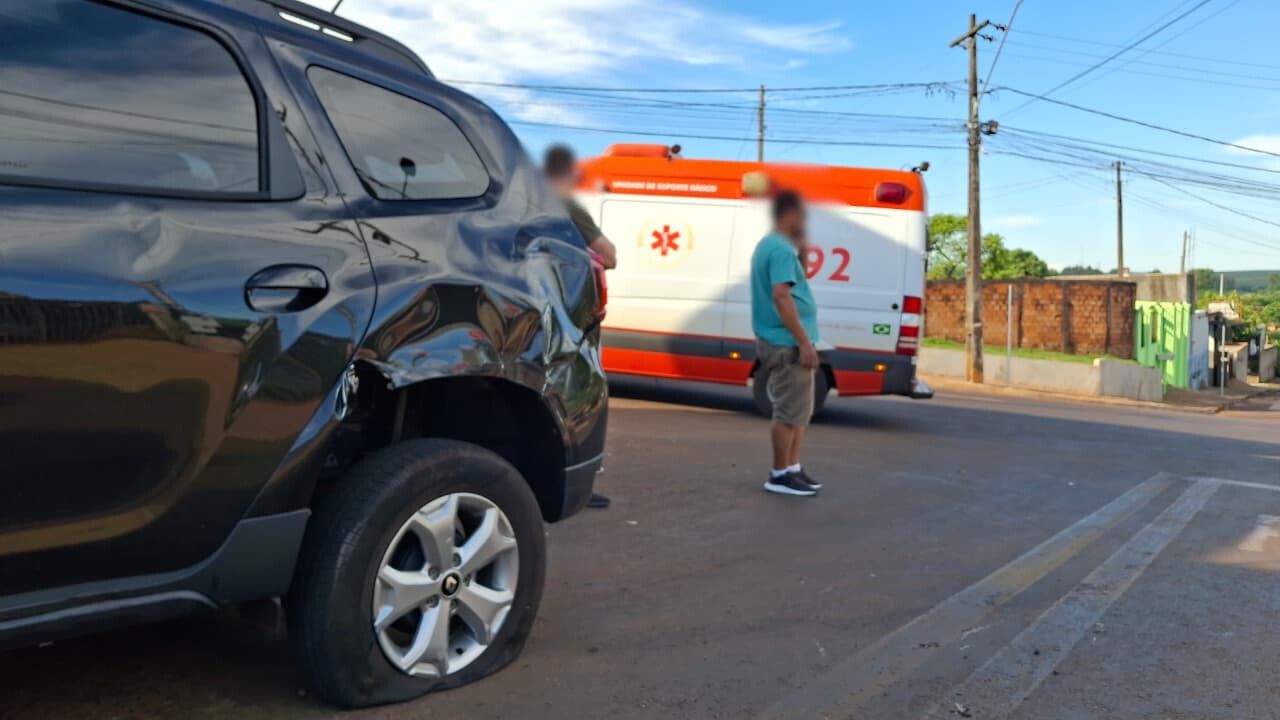 Imagem referente a Motociclista é arremessado contra capô de Duster após colisão no Bairro Tarumã