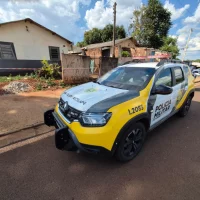 Imagem referente a Homem morto a facadas e facão em casa; casal foge após crime