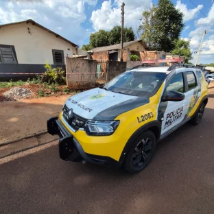 Imagem referente a Homem morto a facadas e facão em casa; casal foge após crime