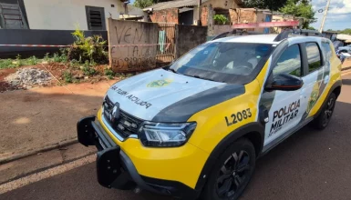 Imagem referente a Homem morto a facadas e facão em casa; casal foge após crime