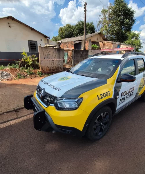 Imagem referente a Homem morto a facadas e facão em casa; casal foge após crime