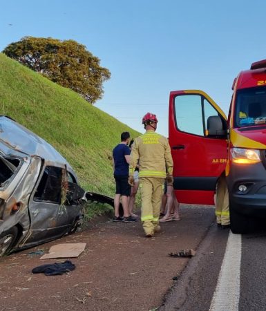 Imagem referente a Golf capota na rodovia PRc-467, em Cascavel; Siate é acionado