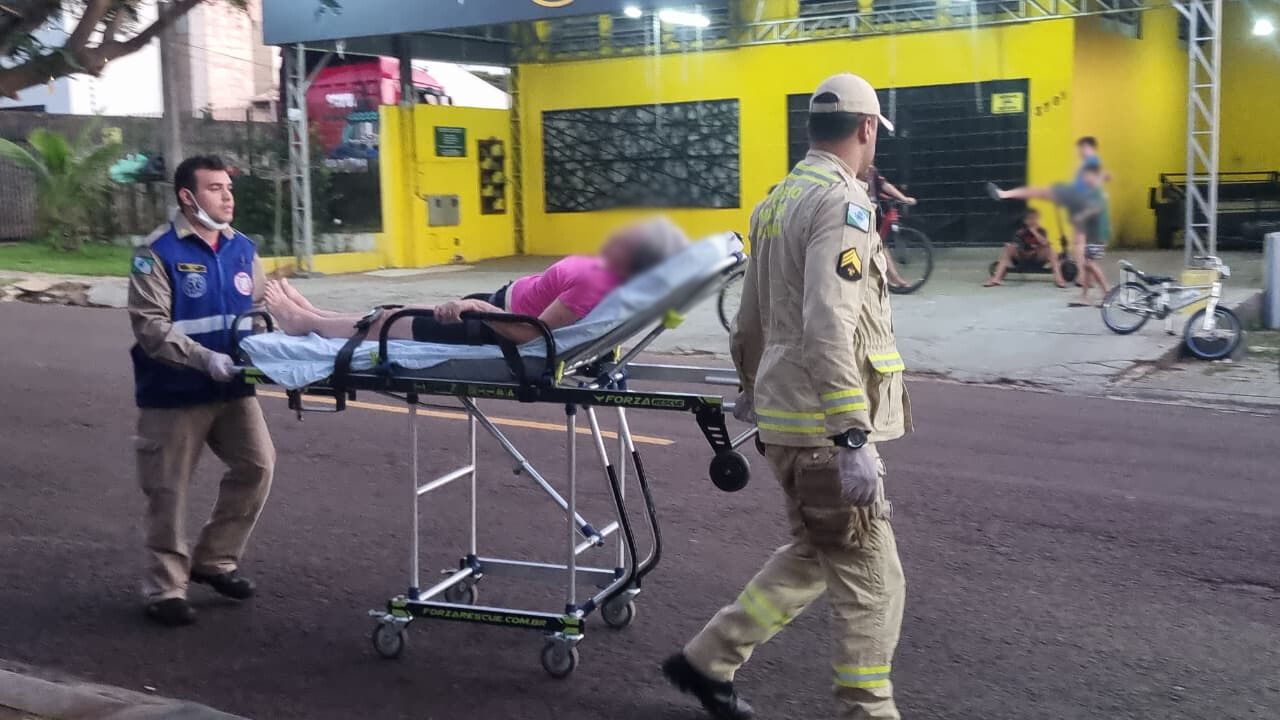 Mulher sofre lesão na perna ao descer de veículo no Bairro Coqueiral Mulher sofre lesão na perna ao descer de veículo no Bairro Coqueiral