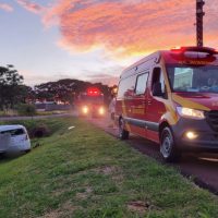 Motorista perde o controle do veículo possivelmente ao tentar acessar a marginal e capota as margens da BR 467 em Cascavel Imagem referente a Motorista perde o controle do veículo possivelmente ao tentar acessar a marginal e capota as margens da BR 467 em Cascavel