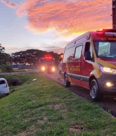 Imagem referente a Motorista perde o controle do veículo possivelmente ao tentar acessar a marginal e capota as margens da BR 467 em Cascavel