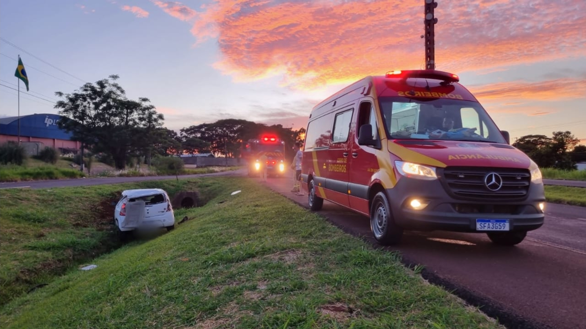 Motorista perde o controle do veículo possivelmente ao tentar acessar a marginal e capota as margens da BR 467 em Cascavel