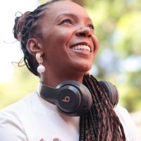 Ativista que quer “calçar o mundo” já distribuiu 60 mil chinelos Imagem referente a Ativista que quer “calçar o mundo” já distribuiu 60 mil chinelos