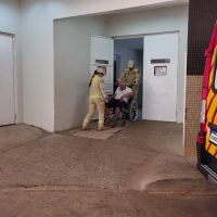 Idoso de 70 anos vai parar na UPA após sofrer queda em casa Imagem referente a Idoso de 70 anos vai parar na UPA após sofrer queda em casa