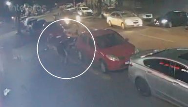 1h35m44s: Veja o momento exato que Rafael Lustosa Barreto é atingido e morto no Centro de Cascavel Imagem referente a 1h35m44s: Veja o momento exato que Rafael Lustosa Barreto é atingido e morto no Centro de Cascavel