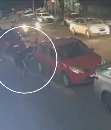 1h35m44s: Veja o momento exato que Rafael Lustosa Barreto é atingido e morto no Centro de Cascavel Imagem referente a 1h35m44s: Veja o momento exato que Rafael Lustosa Barreto é atingido e morto no Centro de Cascavel