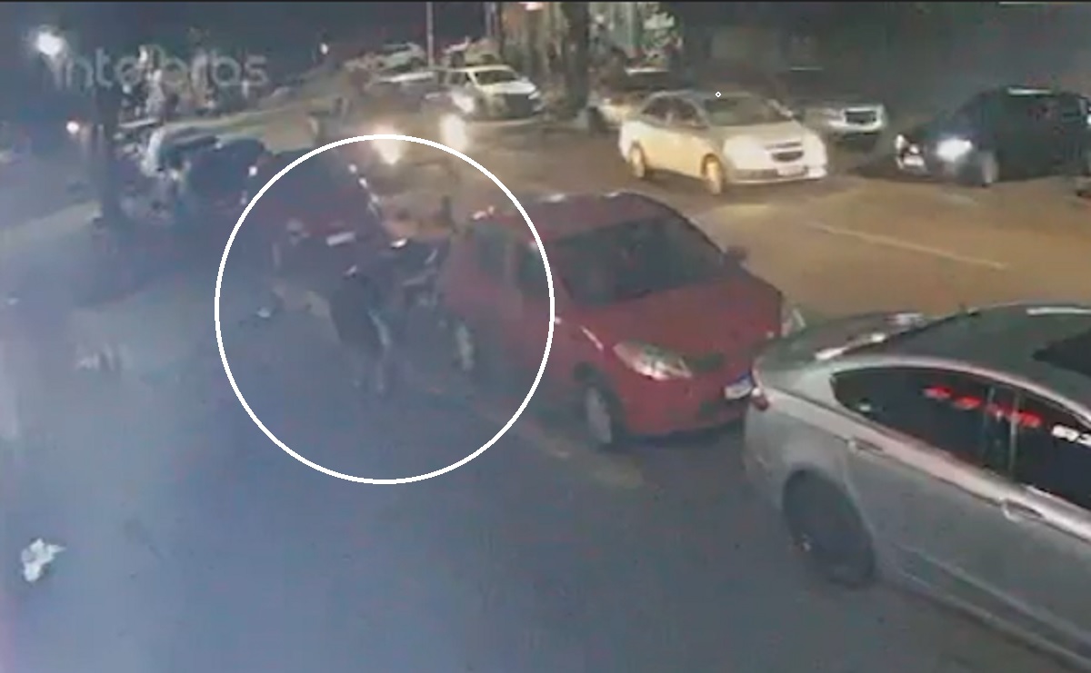 1h35m44s: Veja o momento exato que Rafael Lustosa Barreto é atingido e morto no Centro de Cascavel Imagem referente a 1h35m44s: Veja o momento exato que Rafael Lustosa Barreto é atingido e morto no Centro de Cascavel