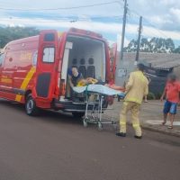 Adolescente de 15 anos cai do telhado e é socorrido pelo Siate em Cascavel Imagem referente a Adolescente de 15 anos cai do telhado e é socorrido pelo Siate em Cascavel