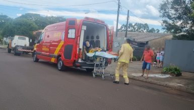 Adolescente de 15 anos cai do telhado e é socorrido pelo Siate em Cascavel Imagem referente a Adolescente de 15 anos cai do telhado e é socorrido pelo Siate em Cascavel