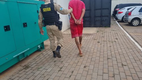 Jovem com tornozeleira furta residência e é capturado durante ação da PM no Cascavel Velho Imagem referente a Jovem com tornozeleira furta residência e é capturado durante ação da PM no Cascavel Velho