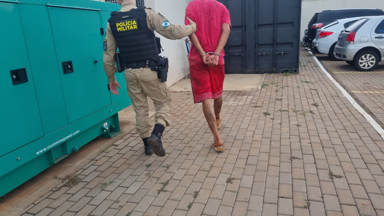 Jovem com tornozeleira furta residência e é capturado durante ação da PM no Cascavel Velho