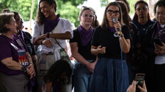 Ministras exaltam luta das mulheres em ato contra o feminicídio Ministras exaltam luta das mulheres em ato contra o feminicídio