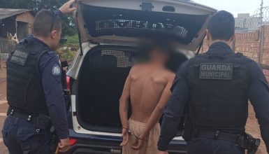 Jovem é detido pela GM acusado de agredir o próprio pai em Cascavel Imagem referente a Jovem é detido pela GM acusado de agredir o próprio pai em Cascavel