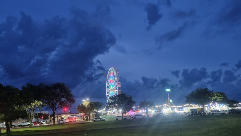 Nuvens carregadas e relâmpagos anunciam probabilidade de chuva na noite deste domingo em Cascavel