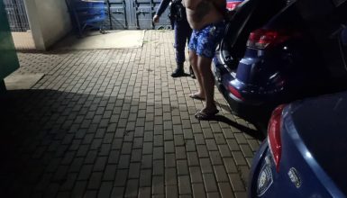 Homem agride esposa, tenta fugir de carro com a filha, mas é localizado e detido GM em Cascavel Imagem referente a Homem agride esposa, tenta fugir de carro com a filha, mas é localizado e detido GM em Cascavel