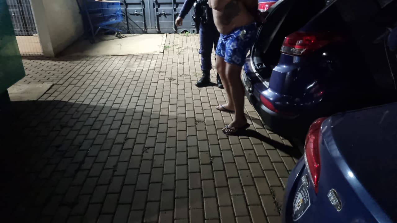 Homem agride esposa, tenta fugir de carro com a filha, mas é localizado pela GM em Cascavel Imagem referente a Homem agride esposa, tenta fugir de carro com a filha, mas é localizado pela GM em Cascavel