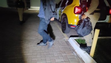 Motociclista de 20 anos é flagrado com 1 kg maconha no bairro CancellUm Imagem referente a Motociclista de 20 anos é flagrado com 1 kg maconha no bairro CancellUm