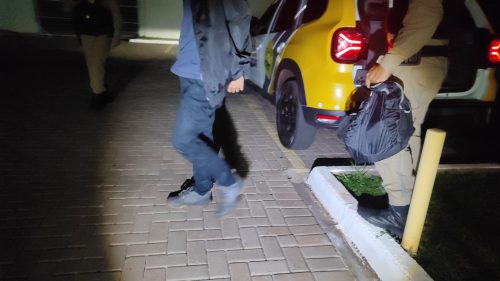 Motociclista de 20 anos é flagrado com 1 kg maconha no bairro Cancelli Imagem referente a Motociclista de 20 anos é flagrado com 1 kg maconha no bairro Cancelli