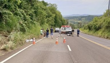 Jovem de 19 anos morre ao bater moto em barranco na PR-484 Imagem referente a Jovem de 19 anos morre ao bater moto em barranco na PR-484