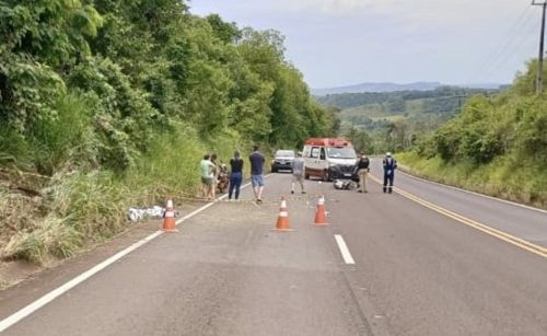 Jovem de 19 anos morre ao bater moto em barranco na PR-484 Imagem referente a Jovem de 19 anos morre ao bater moto em barranco na PR-484