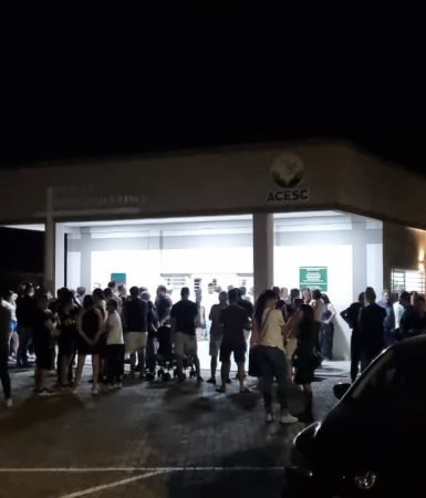 Com grande número de pessoas, velório de Rafael Lustosa é marcado por comoção Imagem referente a Com grande número de pessoas, velório de Rafael Lustosa é marcado por comoção