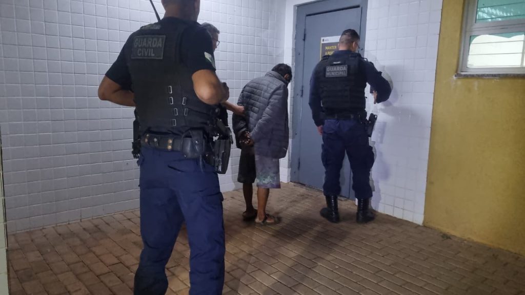 Guarda Civil Patrimonial detém homem com mandado em aberto no bairro Cascavel Velho Guarda Civil Patrimonial detém homem com mandado em aberto no bairro Cascavel Velho