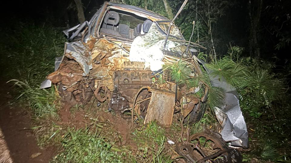 Acidente na PR-239 deixa dois feridos em Campina da Lagoa Acidente na PR-239 deixa dois feridos em Campina da Lagoa