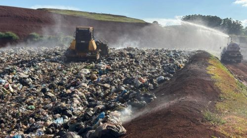 Fogo no Aterro Sanitário de Toledo é controlado por equipes da Prefeitura Fogo no Aterro Sanitário de Toledo é controlado por equipes da Prefeitura