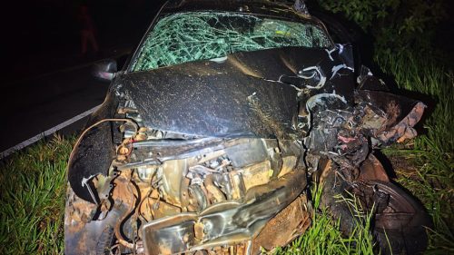 Duster bate em árvore e moto colide na sequência na PR-364; quatro pessoas ficam feridas Duster bate em árvore e moto colide na sequência na PR-364; quatro pessoas ficam feridas