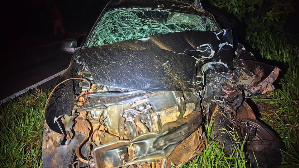 Duster bate em árvore e moto colide na sequência na PR-364; quatro pessoas ficam feridas Duster bate em árvore e moto colide na sequência na PR-364; quatro pessoas ficam feridas