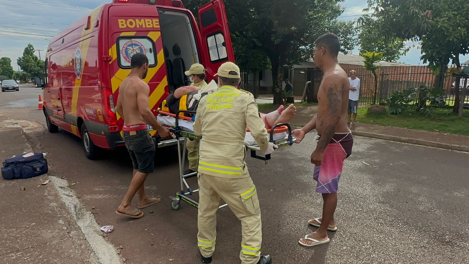 Motociclista tem fratura no punho após colisão com carro na Rua Galileu, no Bairro Interlagos