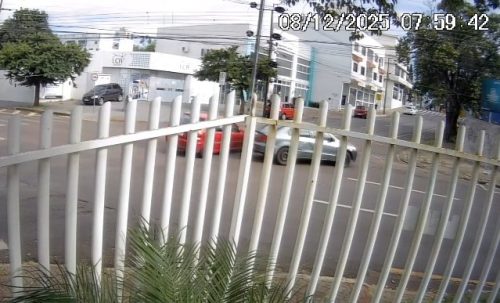 Vídeo mostra colisão entre Palio e Voyage no Centro de Cascavel Vídeo mostra colisão entre Palio e Voyage no Centro de Cascavel