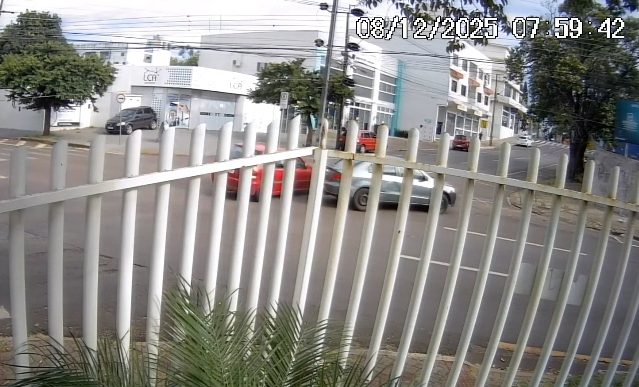 Vídeo mostra colisão entre Palio e Voyage no Centro de Cascavel Vídeo mostra colisão entre Palio e Voyage no Centro de Cascavel