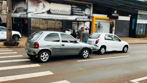Corsa e Celta se envolvem em colisão traseira na Rua Recife Corsa e Celta se envolvem em colisão traseira na Rua Recife