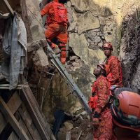 Bombeiros resgatam 17 pessoas de casarão que desabou no Rio Imagem referente a Bombeiros resgatam 17 pessoas de casarão que desabou no Rio