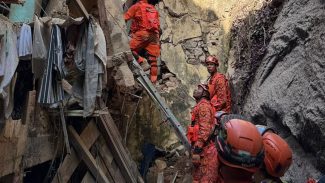 Bombeiros resgatam 17 pessoas de casarão que desabou no Rio