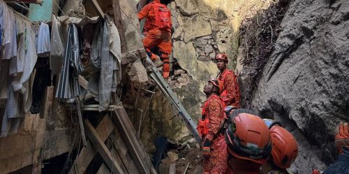 Imagem referente a Bombeiros resgatam 17 pessoas de casarão que desabou no Rio