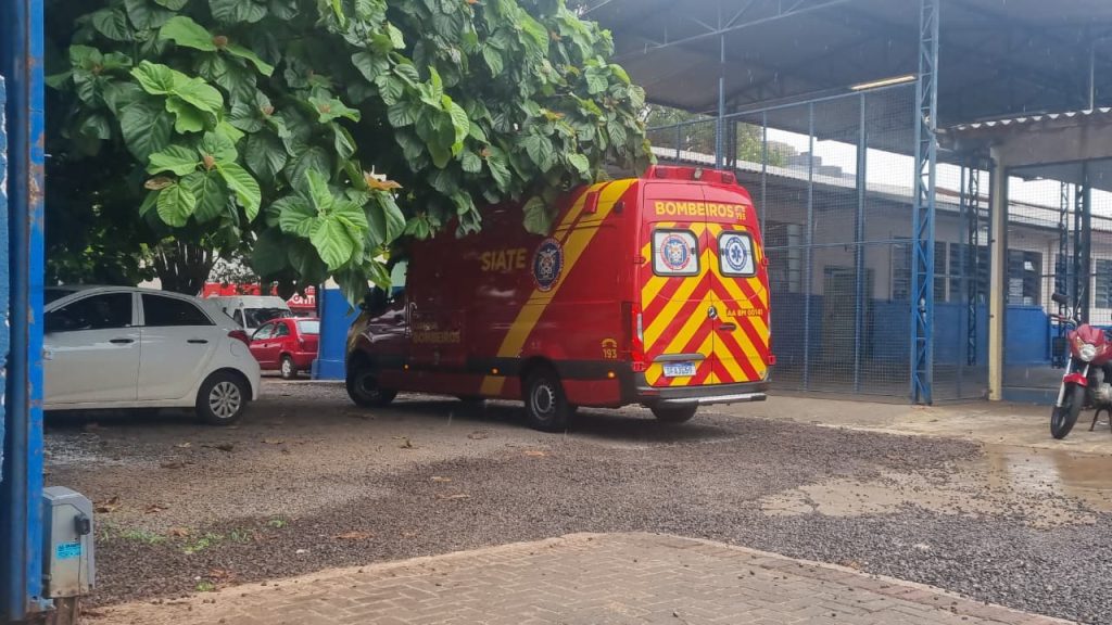 Mulher é socorrida após sofrer queda e ficar ferida Mulher é socorrida após sofrer queda e ficar ferida