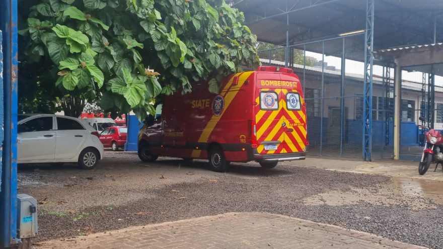 Mulher é socorrida após sofrer queda e ficar ferida