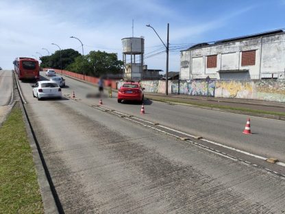 Homem de patins sofre acidente grave ao cruzar frente de ônibus Homem de patins sofre acidente grave ao cruzar frente de ônibus