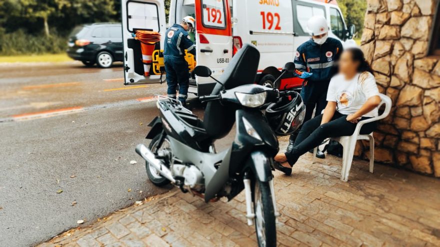 Motociclista se desequilibra ao passar quebra-molas e é socorrida pelo Samu